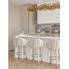 Widok z boku hokera, uwydatniający jego elegancki kształt. Ekspozycja w salonie od Primavera Home.