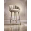 Hoker na tle zewnętrznym, podkreślający jego elegancki wygląd. Ekspozycja w showroomie od Primavera Home.