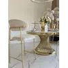 NOWOŚCI -- Hoker w stylu włoskim beżowy złoty nowoczesny desing JULIA na tle innych mebli. Aranżacja nowoczesnego wnętrza od Primavera Home.
