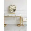 Beżowo-złota toaletka z lustrem. Welurowa konsola glamour widziana z góry, eksponująca harmonijną formę. Primavera Home.