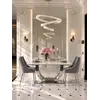 Zbliżenie na detale wykończenia krzesła DIANA Glamour. Aranżacja nowoczesnego wnętrza od Primavera Home.