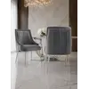 Ujęcie podkreślające teksturę tapicerki krzesła DIANA Glamour. Ekspozycja w salonie od Primavera Home.