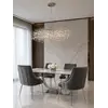 Krzesło DIANA Glamour w świetle naturalnym, idealnie wkomponowane w jasne wnętrze. Meble na zamówienie od Primavera Home.