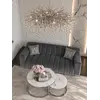Lampa w modnej aranżacji salonu, doskonale współgrająca z eleganckimi meblami na zamówienie. Oświetlenie na zamówienie od Primavera Home.
