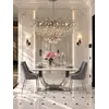 Zbliżenie na kryształowe krople lampy, które doskonale oddają elegancję nowoczesnego designu. Oświetlenie na zamówienie od Primavera Home.