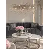 Lampa w jasnym wnętrzu, doskonale rozjaśniająca przestrzeń i dodająca elegancji. Oświetlenie na zamówienie od Primavera Home.