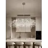 Widok z dolnego kąta, który akcentuje wysokość i elegancję lampy. Oświetlenie na zamówienie od Primavera Home.