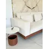 Sofa narożna z półką w otoczeniu naturalnych elementów dekoracyjnych, które kontrastują z nowoczesnym stylem od Primavera Home.