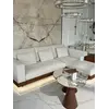 Sofa narożna z półką w cichym kącie, tworząca intymną przestrzeń od Primavera Home.