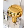 Perspektywa lampy stołowej AURORA w industrialnym otoczeniu, podkreślająca jej elegancki design. Projekt od Primavera Home.