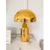Nowoczesna lampa stołowa, stalowa, art deco, klasyczna, nowojorska, złota AURORA widoczna z boku w eleganckim wnętrzu. Ekspozycja w salonie od Primavera Home.