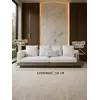 Sofa NAPOLEONE w otoczeniu innych mebli, komponująca się z nowoczesnym wystrojem. Ekspozycja w salonie od Primavera Home.
