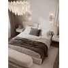 Aranżacja nowoczesnego wnętrza z łóżkiem SIENA– Tapicerowane z Designerskim Wezgłowiem w roli głównej, prezentujące styl od Primavera Home.