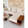 Styl dostosowany do eleganckiej sofy narożnej z półką, podkreślający jej walory od Primavera Home.