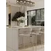 NOWOŚCI -- Hoker w stylu włoskim beżowy złoty nowoczesny desing JULIA na tle naturalnych materiałów. Ekspozycja w salonie od Primavera Home.
