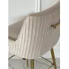 Półhoker Tapicerowany w perspektywie z kuchni. Ekspozycja w salonie od Primavera Home.