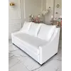 Widok z boku sofy 3-osobowej z Funkcją Spania MANHATTAN. Ekspozycja w salonie od Primavera Home.