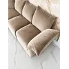 Sofa designerska Lilia w jasnym wnętrzu, podkreślająca świeżość i elegancję, meble na zamówienie od Primavera Home.