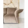 Zbliżenie na sofę designerską Lilia, ukazujące tkaninę oraz staranność wykonania, oferowane przez Primavera Home.