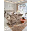 Widok sofy designerskiej Lilia z krzesłami, tworzący spójną aranżację, dostępnej w Primavera Home.