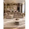 Sofa designerska Lilia w przestrzeni, tworząca nowoczesny klimat w pomieszczeniu, dostępna w Primavera Home.