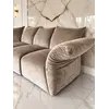 Sofa designerska Lilia z boku, prezentująca eleganckie linie i detale, meble na zamówienie od Primavera Home.