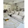 Nowoczesny narożnik modułowy wygodna aksamitna kanapa w stylu włoskim FIGARO z detalem krzesła w tle. Luksusowe wykończenia w aranżacji od Primavera Home.