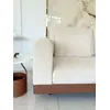Zainscenizowane wnętrze z sofą narożną z półką, które zaprasza do relaksu od Primavera Home.