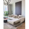 Atrakcyjna aranżacja nowoczesnego wnętrza z sofą narożną z półką, utrzymana w minimalistycznym stylu od Primavera Home.
