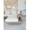 Szczegółowy widok na nogi sofy narożnej z półką, podkreślający ich design i elegancję od Primavera Home.