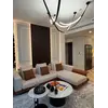 Sofa narożna z półką z ekspozycją w salonie, podkreślająca styl i nowoczesność aranżacji wnętrza od Primavera Home.