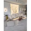 Ekspozycja sofy narożnej z półką w showroomie, ukazująca jej walory i stylistykę od Primavera Home.