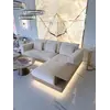 Ujęcie sofy narożnej z półką na tle kontrastującego wnętrza, które podkreśla jej elegancję od Primavera Home.