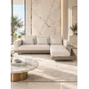 Sofa narożna z półką w minimalistycznym designie, doskonale harmonizująca z wystrojem salonu od Primavera Home.