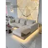 Ujęcie sofy narożnej z półką od dołu, które pokazuje eleganckie nogi i styl od Primavera Home.