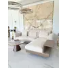 Nowoczesna aranżacja sofy narożnej z półką, uwydatniająca jej nowoczesny design w przestrzeni salonu od Primavera Home.