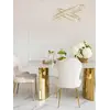 Stylowa aranżacja pokoju z użyciem stołu glamour MILANO, dodającego luksusu wnętrzu. Meble na zamówienie od Primavera Home.