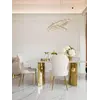Zbliżenie na biały marmurowy blat stołu glamour MILANO, którego piękno przyciąga wzrok. Ekspozycja w salonie Primavera Home.