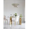 Widok z drugiej strony stołu glamour MILANO, ukazujący jego elegancki perfil. Oświetlenie na zamówienie od Primavera Home.