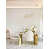 Perspektywa z boku na stół glamour MILANO, doskonale wpisujący się w luksusowe wnętrze. Meble na zamówienie od Primavera Home.