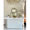 Stół w ekspozycji sklepowej, prezentujący elegancki styl. Biały Stół Rozkładany Palermo Wysoki Połysk od Primavera Home.