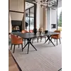 Szeroki kadr z perspektywą stołu Rozkładanego Spider w eleganckim wnętrzu. Aranżacja nowoczesnego wnętrza od Primavera Home.