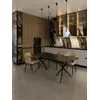 Stół Rozkładany Spider w jasnym wnętrzu, podkreślający jego elegancję. Ekspozycja w salonie od Primavera Home.