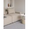 Stolik kawowy w ekspozycji z dodatkami, uzupełniając nowoczesny styl od Primavera Home.