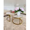 Widok z boku na stolik kawowy okrągły glamour MARCO GOLD, który idealnie wpisuje się w aranżację nowoczesnego wnętrza. Ekspozycja w salonie od Primavera Home.
