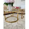 Stolik kawowy okrągły glamour MARCO GOLD w eleganckim otoczeniu domowym, prezentujący jego walory estetyczne. Ekspozycja w salonie od Primavera Home.
