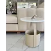 Bliskie ujęcie na stolik kawowy, eksponujące jego jakość i design od Primavera Home.
