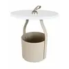 Stolik kawowy w salonie z przemyślaną aranżacją, podkreślając jego design od Primavera Home.