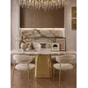 Designerskie Krzesło Julia – Złoto i Beż w ujęciu z przodu. Ekspozycja w salonie od Primavera Home.