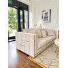 Złota Sofa Rozkładana Palace – Nowoczesna i Ekskluzywna w zbliżeniu, ukazująca teksturę tkaniny. Ekspozycja w salonie od Primavera Home.